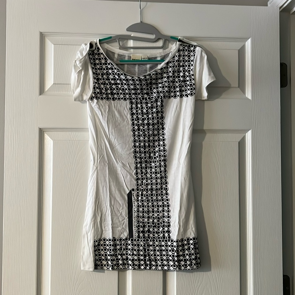 Diesel short sleeve tshirt sipper on one sleeve.